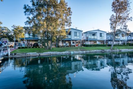 deluxe-waterfront-spa-cabins